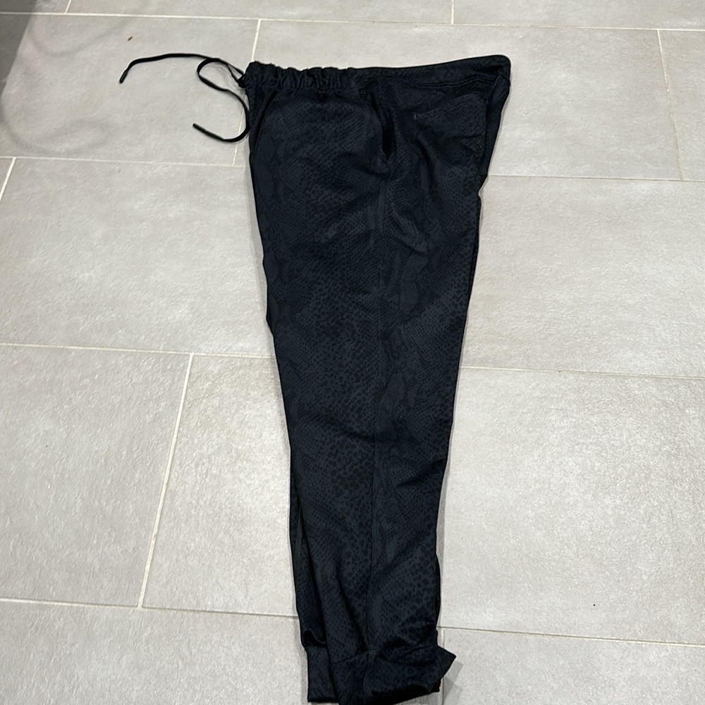 Lululemon pant, size 6 - Picture 13 of 13